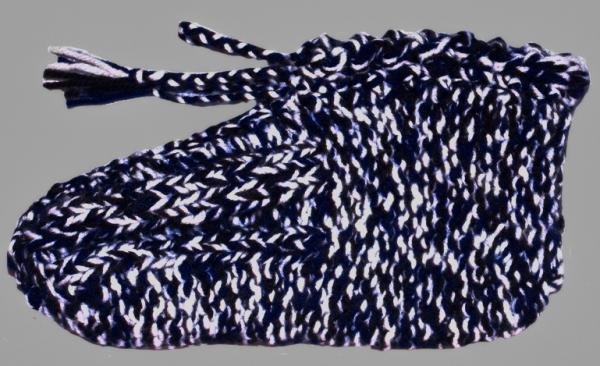 Knitted slippers in dark blue, black, white from polyester in size 38/39